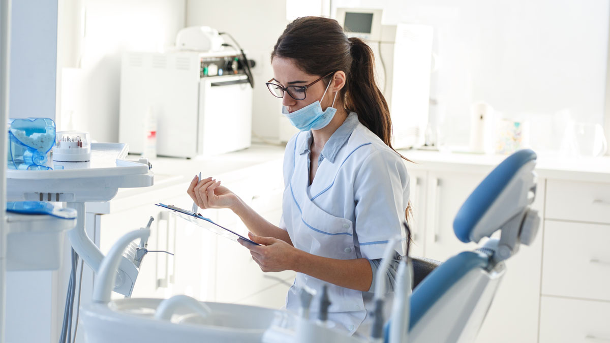 Paciente recibiendo tratamiento de endodoncia