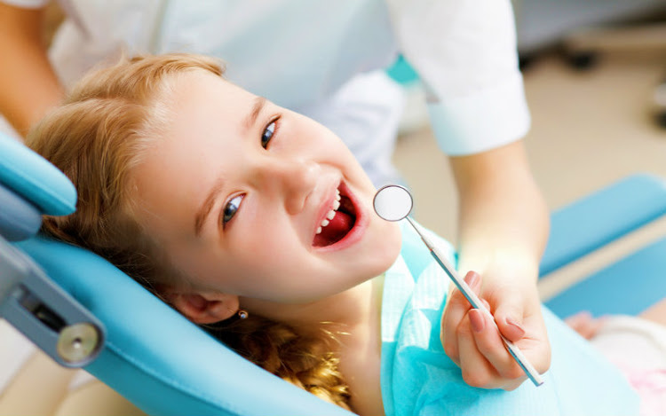 Paciente recibiendo tratamiento de endodoncia