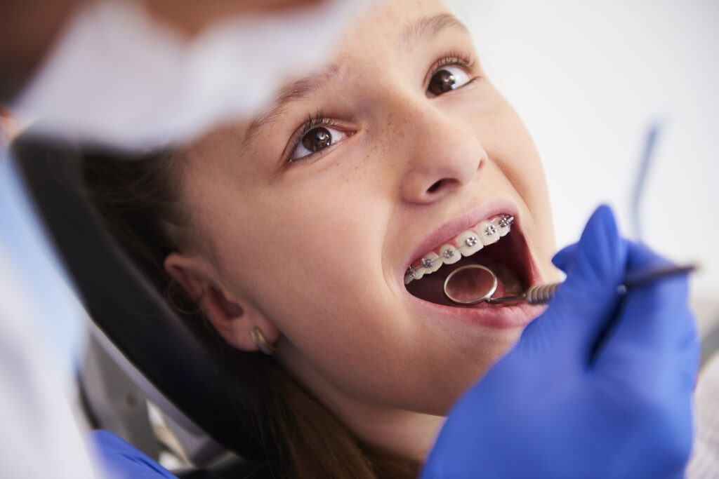 Paciente recibiendo tratamiento de endodoncia