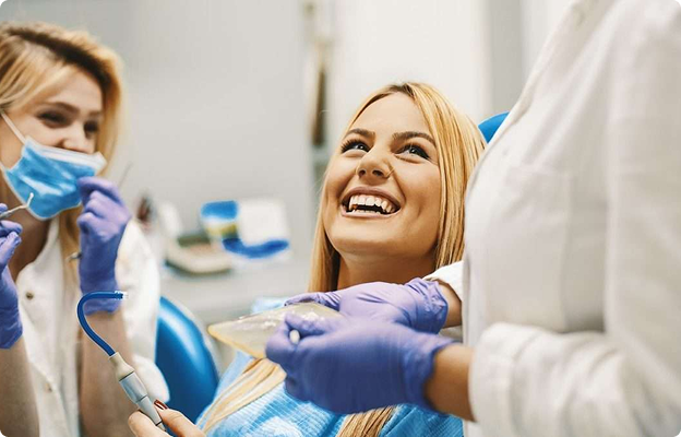 Paciente recibiendo tratamiento de endodoncia